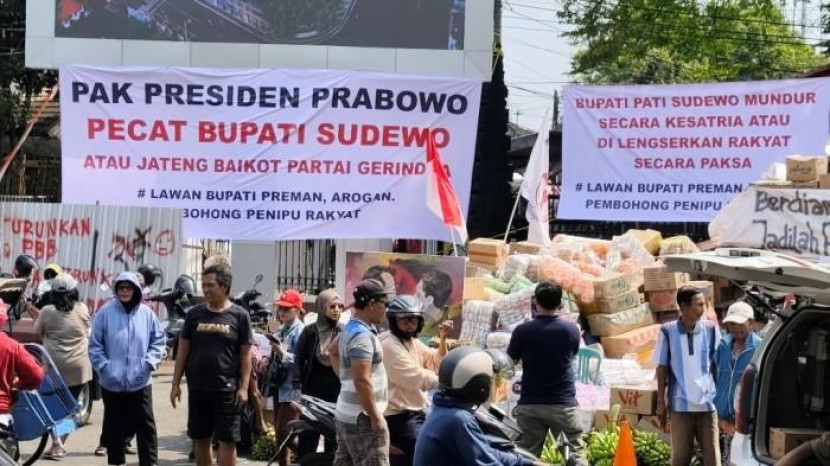 Warga demo Bupati Pati Sudewo. (Foto: Istimewa/liranews.com)