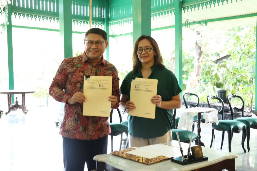 Perwakilan dari PT KAI dan Kasultanan Ngayogyakarta Hadiningrat resmi menandatangani kerja sama strategis yang memungkinkan KAI mengelola tanah Kasultanan untuk memperkuat layanan transportasi kereta api. (Foto: Humas KAI)