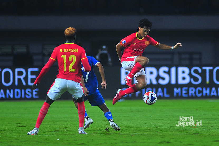 Gelandang Manila Digger Mario Clarino mengontrol bola di udara pada laga playoff fase grup AFC Champions League Two (ACL 2) antara Persib Bandung melawan Manila Digger 2025/2026 di Stadion GBLA, Bandung, Rabu (13/8/20125). KANGJEPRET/YOGI ARDHI, (Data teknis: Nikon D3, Nikkor 300/2.8 ED Manual Focus)