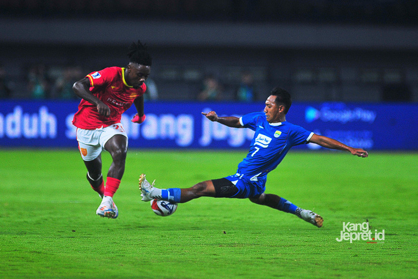 Winger Persib Bandung Beckham Putra mengadang umpan yang akan diterima striker Manila Digger Wamba Dilane pada laga playoff fase grup AFC Champions League Two (ACL 2) 2025/2026 di Stadion GBLA, Bandung, Rabu (13/8/20125). KANGJEPRET/YOGI ARDHI, (Data teknis: Nikon D3, Nikkor 300/2.8 ED Manual Focus)