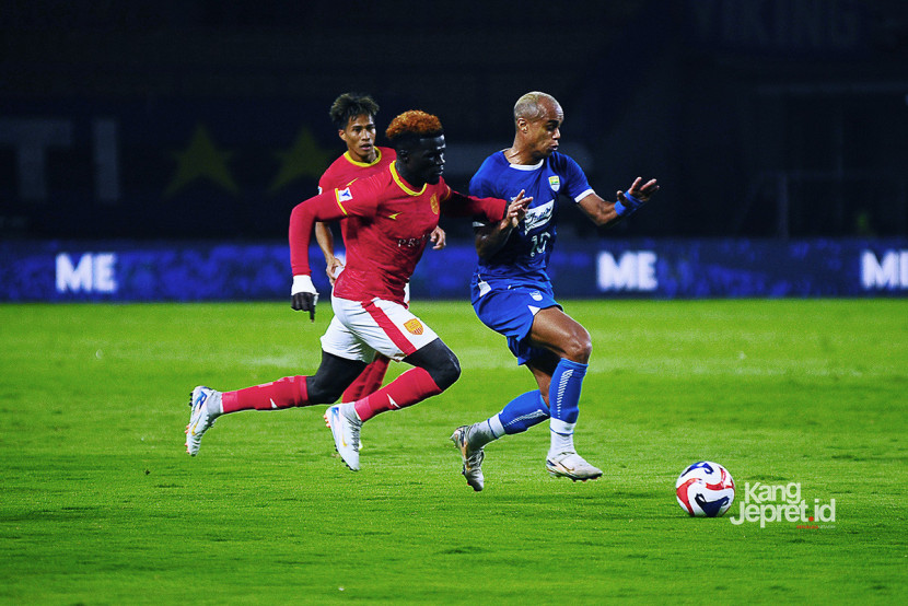 Striker Persib Bandung, William Moreira menggiring bola dibayangi gelandang Manila Digger Madou Manneh pada laga playoff fase grup AFC Champions League Two (ACL 2) 2025/2026 di Stadion GBLA, Bandung, Rabu (13/8/20125). KANGJEPRET/YOGI ARDHI, (Data teknis: Nikon D700, Nikkor AF 80-200/2.8 ED 3rd Gen) 