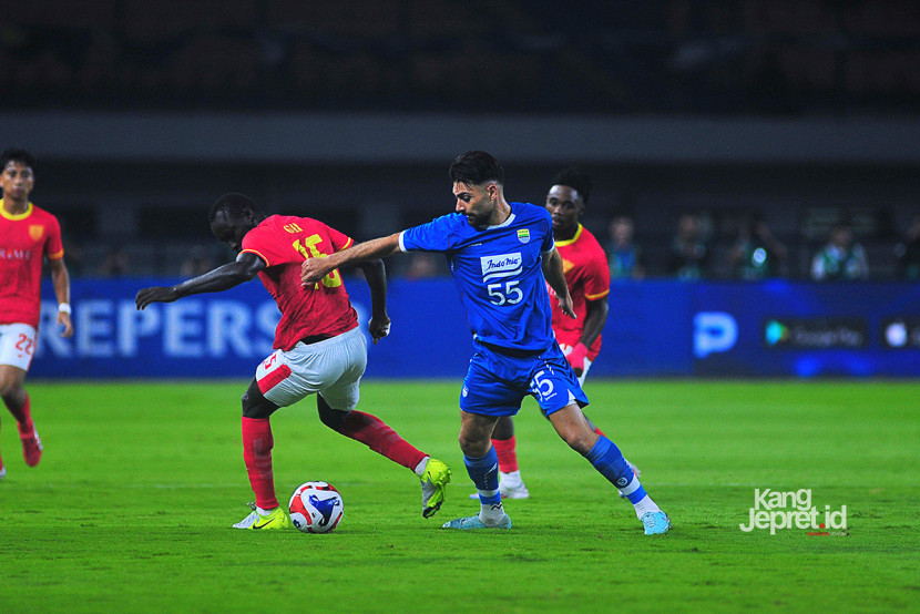 Bek Persib Bandung Frans Putros membayangi gelandang Manila Digger Ousman Gai bola pada laga playoff fase grup AFC Champions League Two (ACL 2) 2025/2026 di Stadion GBLA, Bandung, Rabu (13/8/20125). KANGJEPRET/YOGI ARDHI, (Data teknis: Nikon D3, Nikkor 300/2.8 ED Manual Focus) 