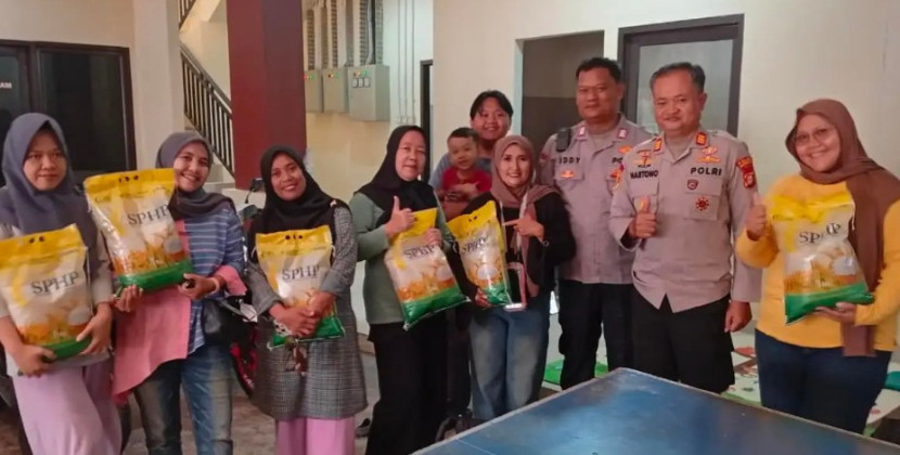 Warga membeli beras pada program Gerakan Pangan Murah dengan Harga Rp 11 ribu. (Foto: Dok Humas Polrestro Depok)