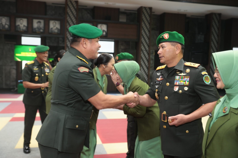 KSAD memberi selamat Pangdam III/Siliwangi. Sumber: Dispenad