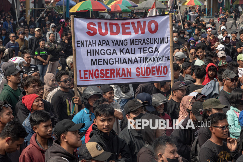 Aliansi Masyarakat Pati Bersatu berunjuk rasa menuntut pemakzulan Sudewo.