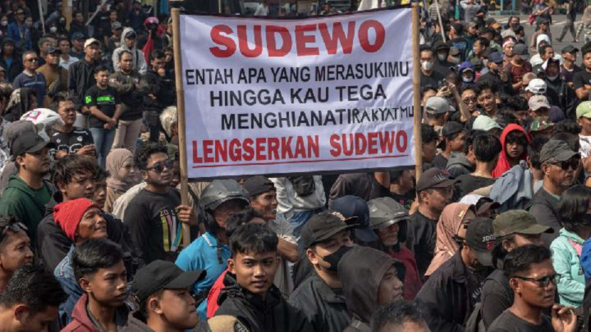 Massa yang tergabung dalam Aliansi Masyarakat Pati Bersatu berunjuk rasa di depan Kantor Bupati Pati, Kabupaten Pati, Jawa Tengah, 13 Agustus 2025. (Foto: Antara/Aji Styawan)