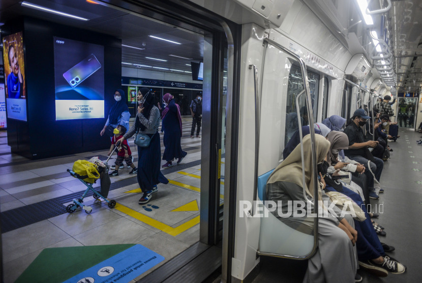 Penumpang saat menaiki MRT di Jakarta. (Dok Republika)