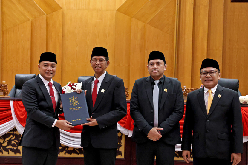Wali Kota Surabaya Eri Cahyadi (kiri) serahkan nota keuangan dan Rancangan Peraturan Daerah (Raperda) P-APBD 2025 kepada pimpinan DPRD Surabaya. FOTO: Humas Pemkot Surabaya