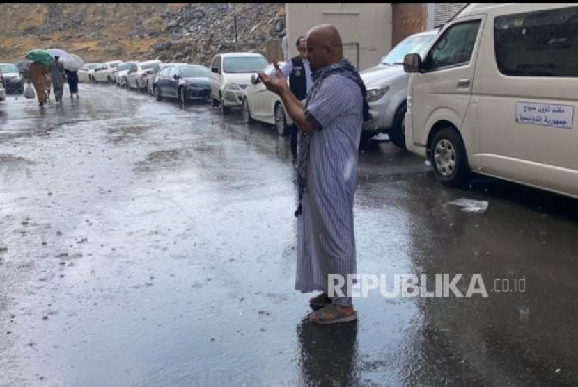 Warga Arab Saudi berdoa saat Kota Makkah diguyur hujan, Senin (17/6/2024). Foto: Republika/Karta Raharja Ucu 