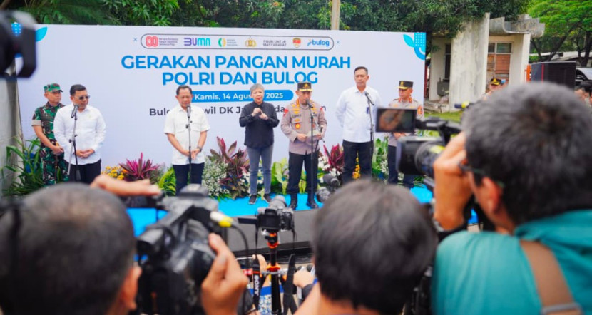 Kapolri Jenderal Listyo Sigit Prabowo lakukan kick-off kegiatan ini dipusatkan di Perum Bulog Kanwil DKI Jakarta, Kelapa Gading, Jakarta Utara, Kamis (14/08/2025). (Foto: Dok. Mabes Polri)