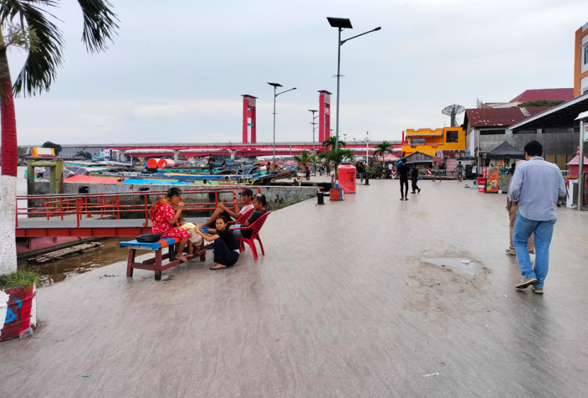 Keramaian dan kesibukan di tepian Sungai Musi sekarang. (FOTO: Maspril Aries)