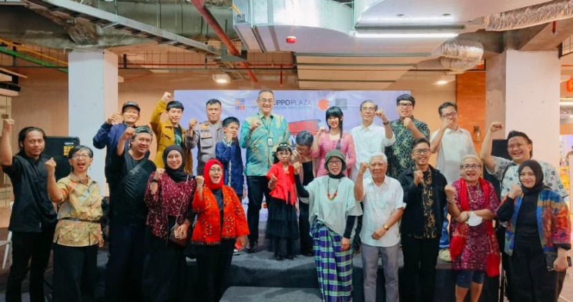 Para perupa yang menggelar pameran lukisan di Lippo Plaza Kebun Raya Bogor. (Foto: Dok. RUZKA INDONESIA) 