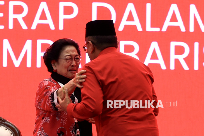 Ketum DPP PDIP Megawati dan Sekjen Hasto Kristiyanto. 
