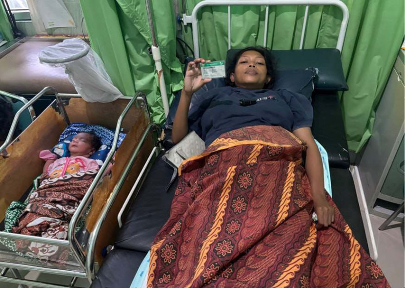 Aeni Mahmudah (33 tahun) usai melahirkan anak ketiga. (Dok BPJS Kesehatan)
