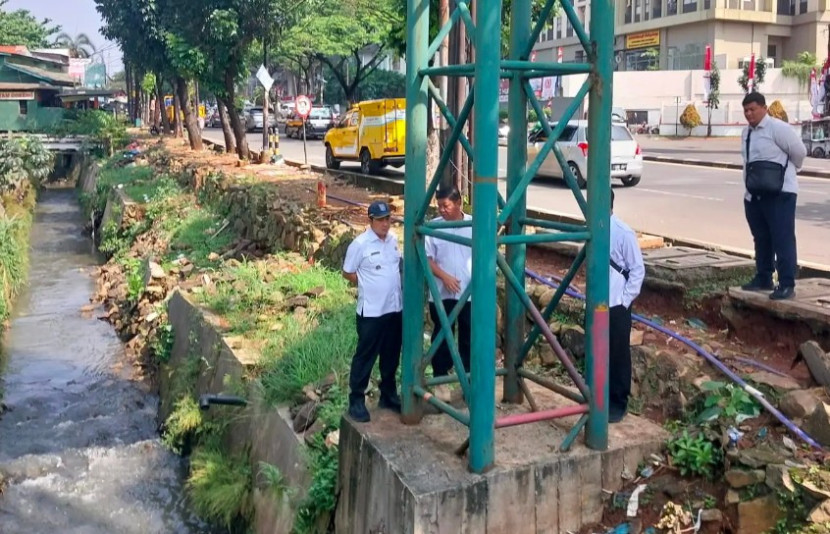Wakil Wali Kota Depok, Chandra Rahmansyah, meninjau saluran air yang terdapat bangunan mengganggu aliran air di Kelurahan Harjamukti, Kecamatan Cimanggis, Kota Depok, Rabu (13/08/2025). (Foto: Dok Diskominfo Kota Depok) 