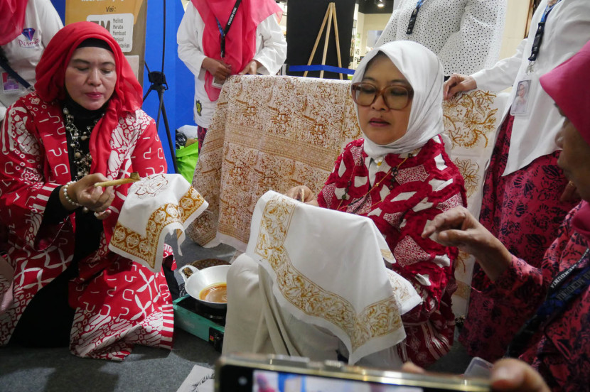 Wakil Ketua Umum II Asosiasi Eksportir dan Produsen Handicarft Indonesia (ASEPHI) Baby Jurmawati Djuri (kiri) dan Regional CEO Bank Mandiri Region VI/Jawa Barat Nila Mayta Dwi Rihandjani membuat batik tulis saat pembukaan Road to Inacraft bertajuk Karya Lokal Transaksi Digital bersama Bank Mandiri, di Cihampelas Walk (Ciwalk), Kota Bandung, Kamis (14/8/2025). Foto: Edi Yusuf