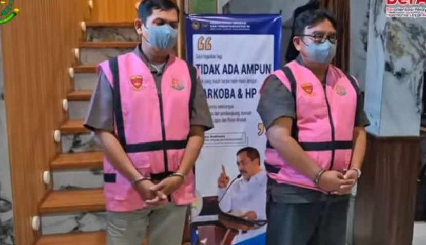 Dua tersangka kasus korupsi kayu tol Cisumdawu di gedung Kejari Sumedang. (Foto: Dok Kejari Sumedang)