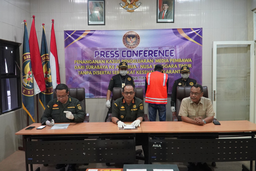 Konferensi pers penanganan kasus penyelundupan puluhan hewan dari Pelabuhan Tanjung Perak, Surabaya, menuju Pelabuhan Atapupu, Atambua. 