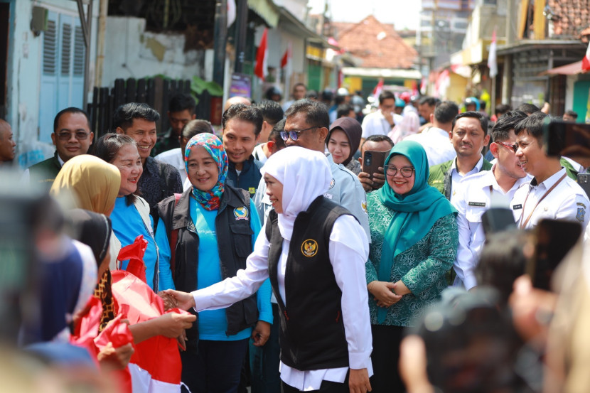 Pembagian paket sembako oleh Pemprov dan PLN Jatim