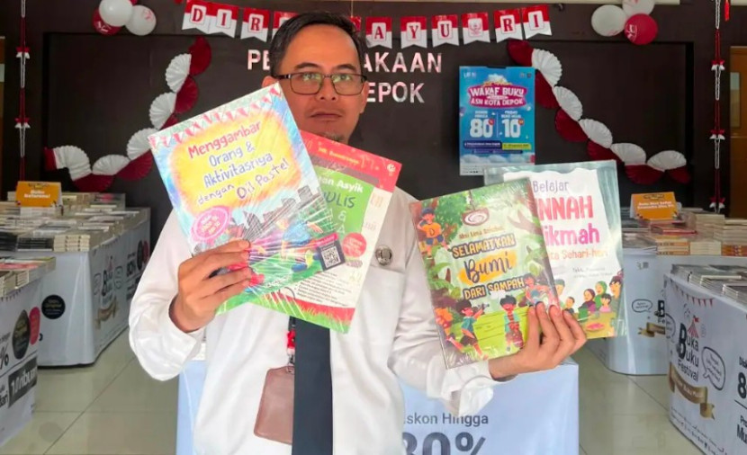 Kepala Diskarpus Kota Depok, Utang Wardaya, saat berada di lokasi Gerakan Wakaf Buku dan Bazaar Buku di Gedung Perpustakaan Kota Depok. (Foto: Dok. Diskominfo Kota Depok) 