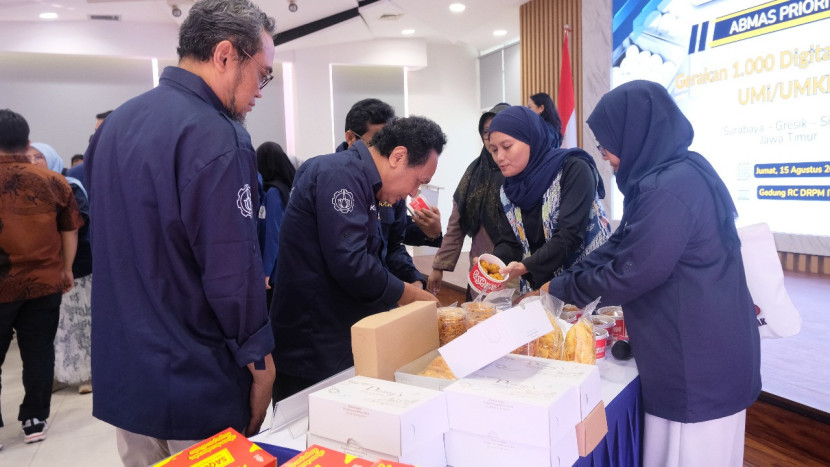 Sejumlah dosen ITS mencoba salah satu produk UMKM yang disajikan pada peresmian KKN Abmas Prioritas di Gedung Research Center ITS Sumber:dok ITS