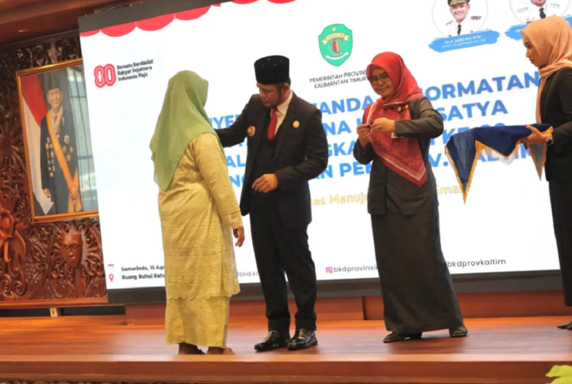 Gubernur Kaltim menyematkan tanda kehormatan pada PNS. (Adpimprov)