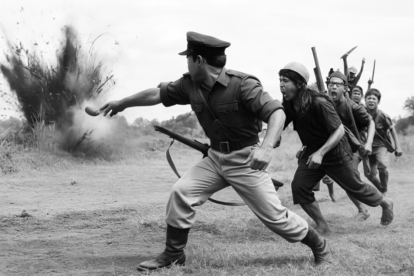 Ilustrasi pada pertempuran, para pejuang melemparkan granat. (FOTO: AI)