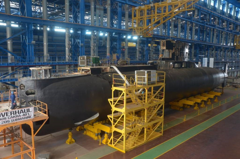 Proses overhaul KRI Cakra di galangan PT PAL. Sumber: PT PAL