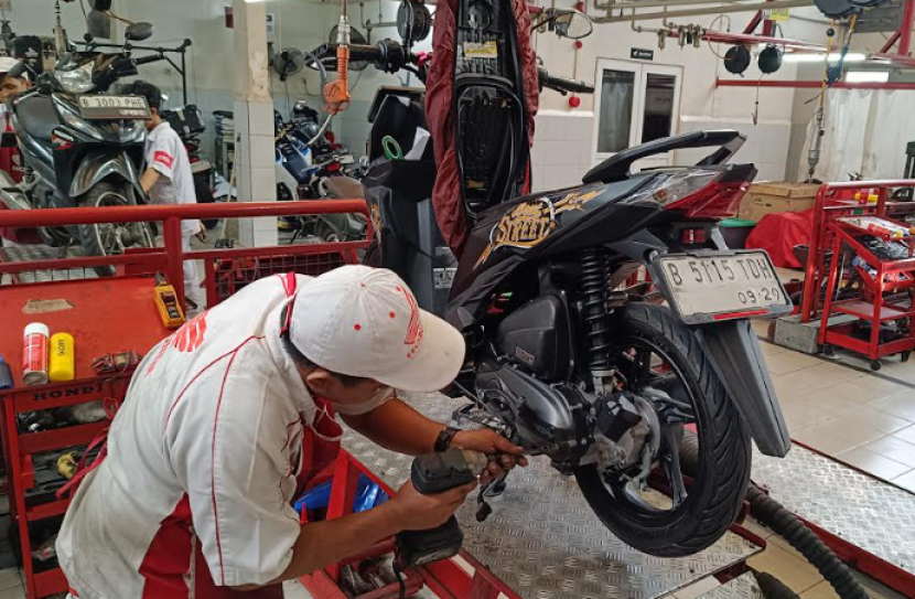 Mekanik AHASS sedang melakukan perawatan rutin sepeda motor Honda.   dok Wahana