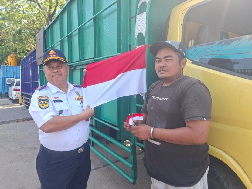 Dishub Jatim bagikan bendera merah putih di Pelabuhan Paciran, Lamongan.