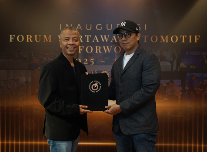 Indra Prabowo (kiri) memberikan ucapan selamat kepada ketua FORWOT Indonesia yang baru Arie Prasetya (Kanan).      dok FORWOT Indonesia