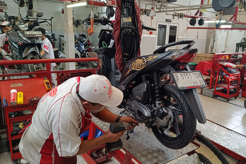  Mekanik AHASS Ditengah Servis Motor Matic Konsumen (Doc. Wahana Artha Group).