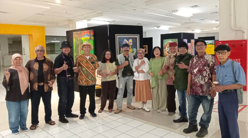 Para perupa menggelar pameran memperingati Hari Kemerdekaan ke 80 RI. (Foto: Dok Fanny J. Poyk) 