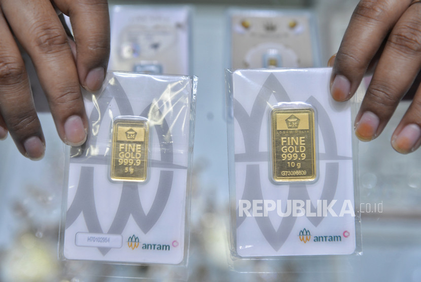 Pekerja menunjukan emas batangan di salah satu gerai emas kawasan Blok M, Jakarta. (Dok Republika)