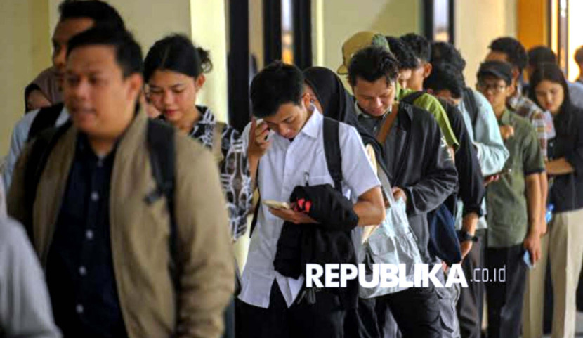 Sejumlah pencari kerja mengantre saat menghadiri acara Jakarta Jobfair di GOR Pasar Minggu, Jakarta Selatan. Hingga Agustus 2025, investasi yang masuk telah menciptakan 1.259.000 lapangan kerja baru. (Ilustrasi/Republika/Thoudy Badai)