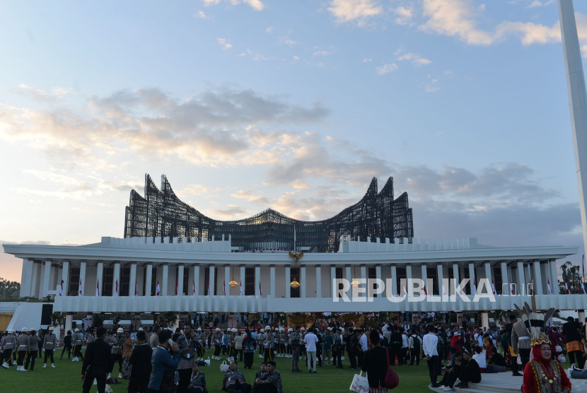 Warga berkumpul di lapangan upacara Istana Negara IKN saat HUT ke-79 Ri, tahun lalu.