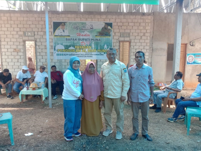 Bupati Muna dan istri (baju putih) bersama pengurus pesantren. (SK)