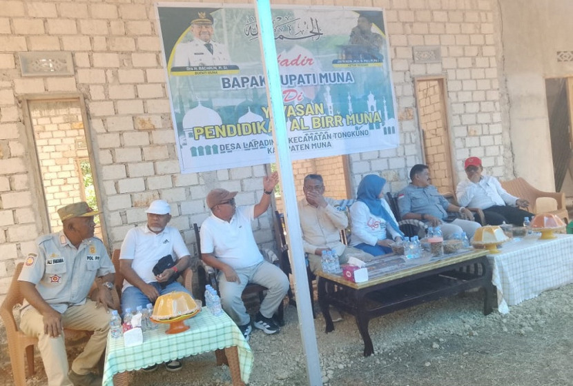 Perangkat pemerintahan Kabupaten Muna besama pengurus pesantren. 