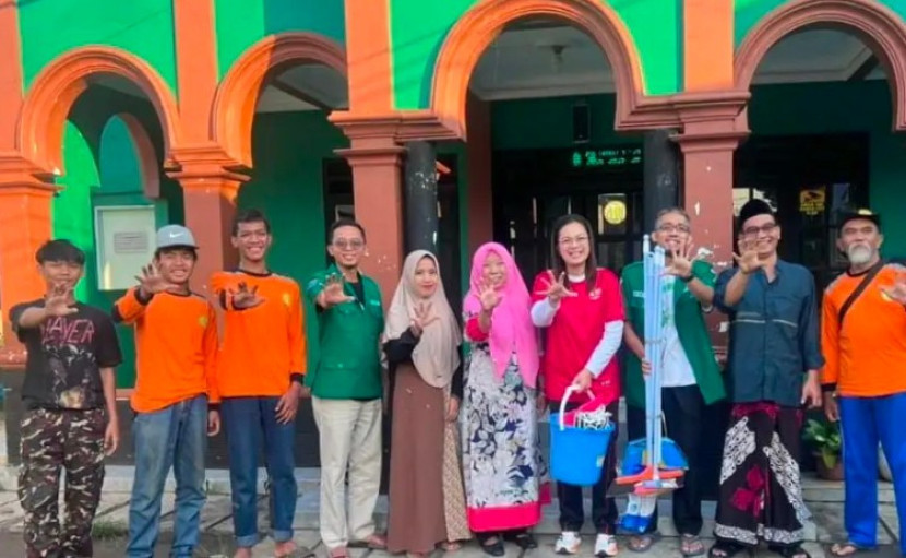 Camat Sukmajaya, Christine Desima Arthauli bersama PAC GP Ansor Sukmajaya, Kota Depok. (Foto: Dok Diskomknfo Kota Depok) 