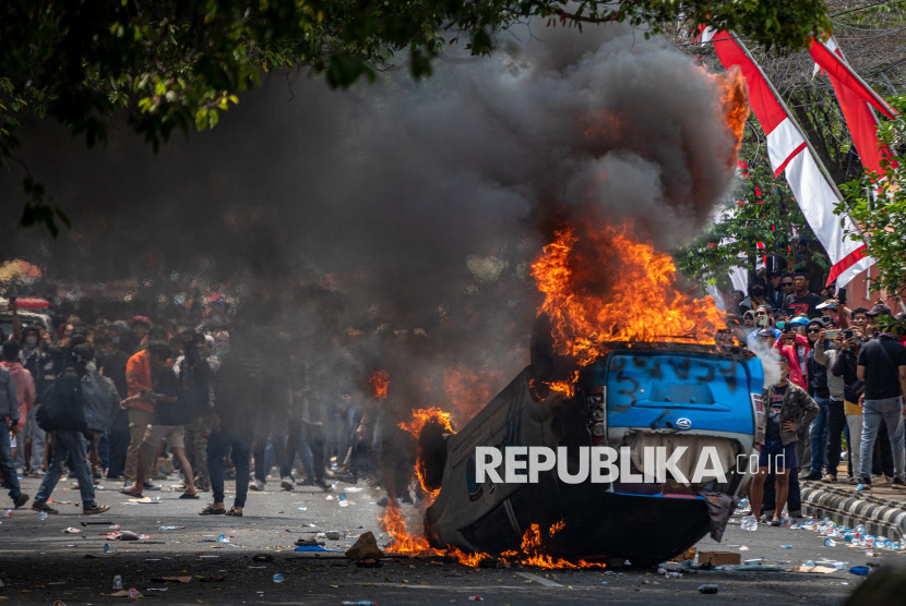 Massa membakar mobil saat aksi di Kabupaten Pati memprotes kenaikan pajak dan menuntut bupati mundur. 