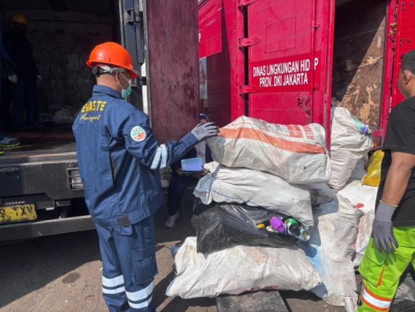 Sampah B3 di Dinas Lingkungan Hidup Jakarta. Foto: Godrej
