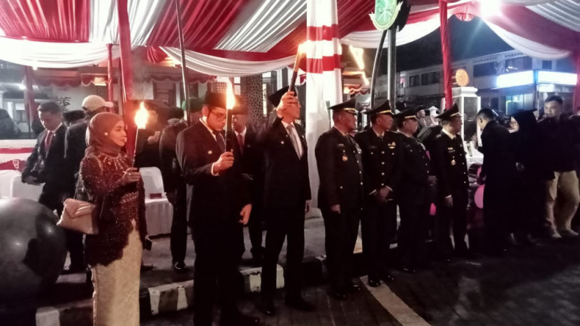 Pawai obor di depan Balai Kota Sukabumi, Sabtu (16/8/2025) malam.