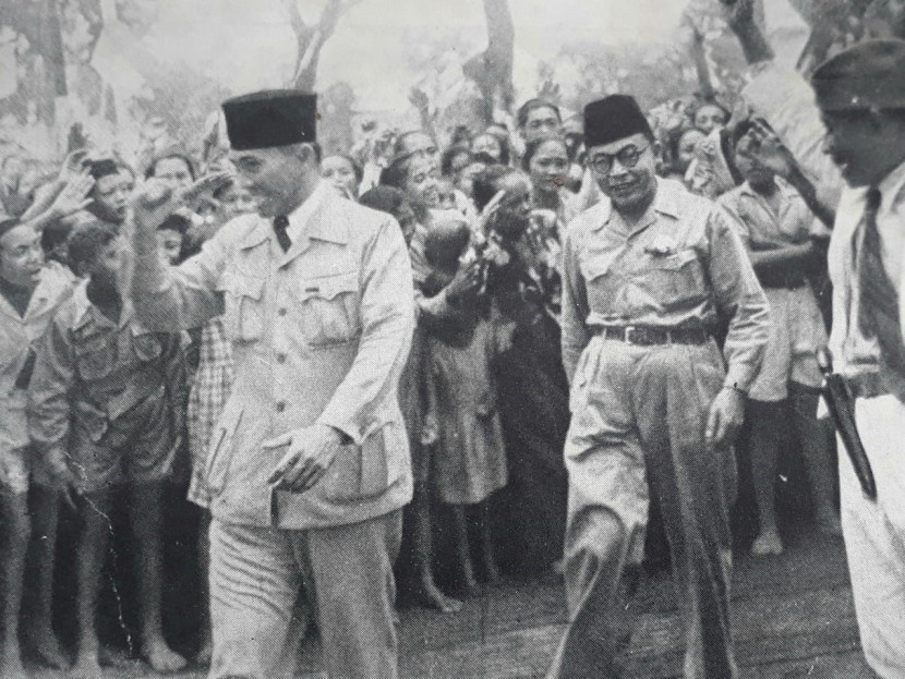 Presiden Sukarno dan Wapres Moh Hatta menemui rakyat Indonesia di Jawa Barat setelah Proklamasi Kemerdekaan Indonesia.  (Foto: Repro Buku Documenta Historica)