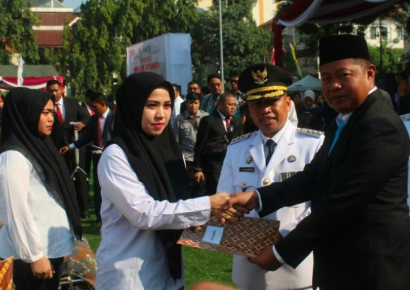 Disaksikan Wali Kota Depok, Supian Suri, Kepala Rutan Depok, Agus Imam Taufik, menyerahkan secara simbolis remisi kepada warga binaan Rutan Depok dalam rangka Hari Kemerdekaan ke-80 RI, di Depok Open Space (DOS), Balai Kota Depok, Ahad (17/08/2025). (Foto: Dok RUZKA INDONESIA) 