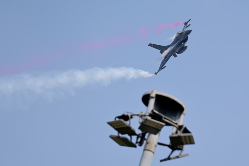 Jet tempur F-16 beratraksi di atas Istana Merdeka, Jakarta Pusat, Ahad (17/8/2025). Sumber: BPMI Setpres