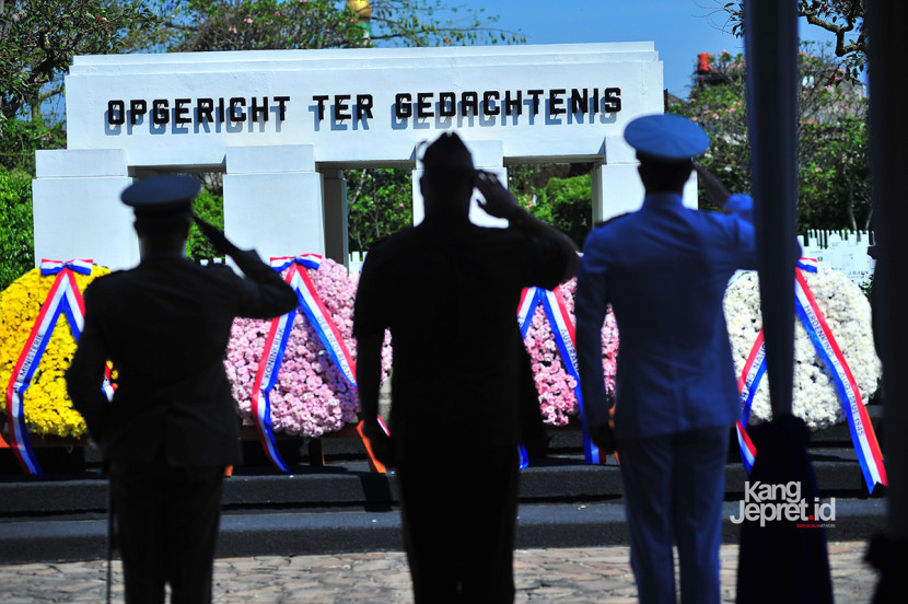 Atase pertahanan negara sekutu di masa Perang Dunia II menghadiri peringatan akhir Perang Dunia II di Taman Makam Kehormatan Pandu, Bandung, Jumat (15/8/2025). (Nikon D700, Nikkor 80-200/2.8 ED 3rd Gen)