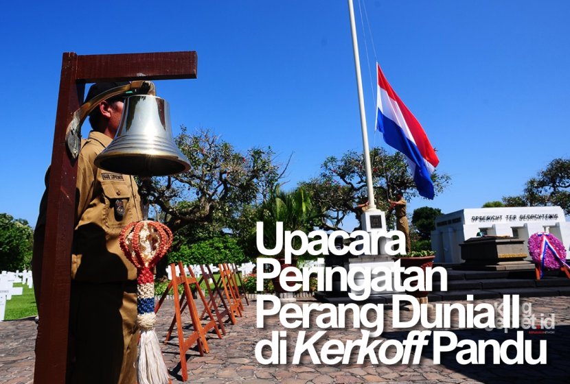 Pengibaran bendera Kerajaan Belanda di sela upacara peringatan akhir Perang Dunia II di Taman Makam Kehormatan Pandu, Bandung, Jumat (15/8/2025). (KANGJEPRET/YOGI ARDHI) (Nikon D700, Nikkor 80-200/2.8 ED 3rd Gen)