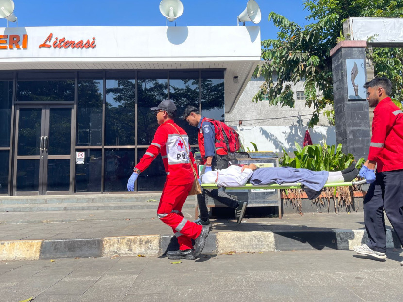 Petugas PMI Kota Sukabumi mengevakuasi peserta upacara HUT Kemerdekaan RI ke-80 di Lapang Merdeka, Ahad (17/8/2025).
