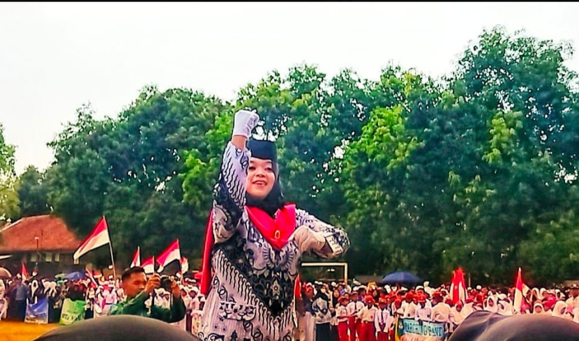 Ribuan warga memadati lapangan Mbah Dalem dalam upacara pengibaran bendera di Hari Kemerdekaan ke-80 RI. (Foto:Dok Eko Widiantoro
