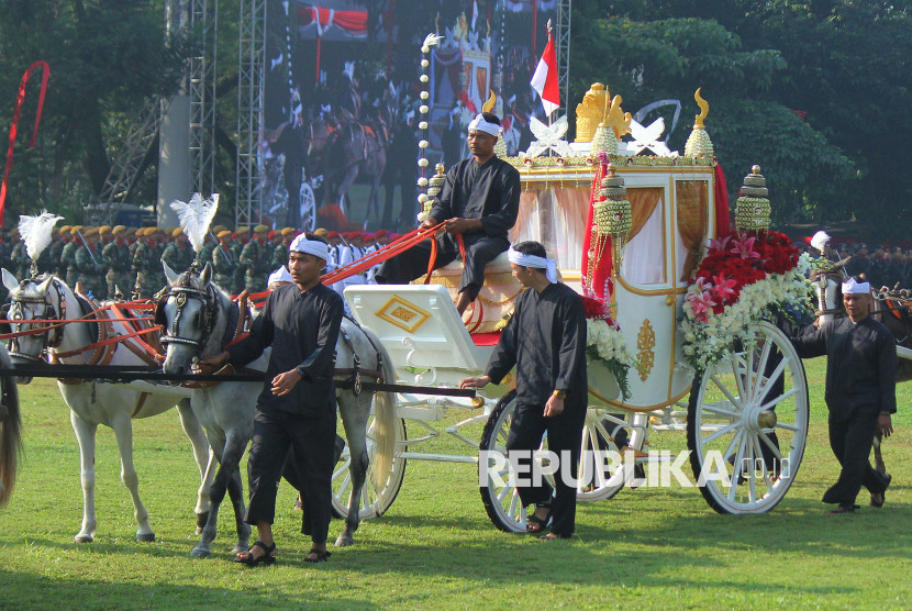 Kereta kencana pembawa bendera pusaka di Lapangan Gasibu, Kota Bandung, Ahad (17/8/2025). Foto: Edi Yusuf